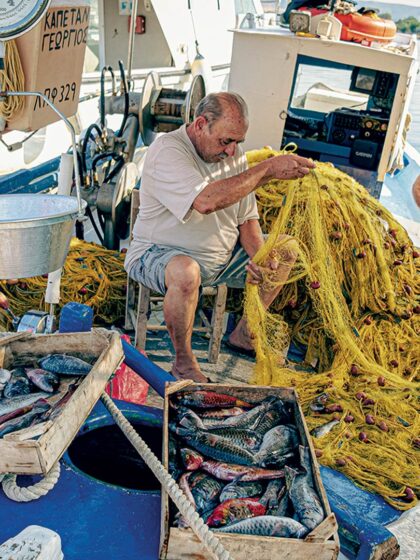 Στα καΐκια της Παλαιάς Φώκαιας για φρέσκο ψάρι και ιστορίες από τα παλιά