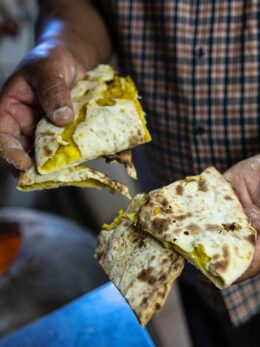 Parathas – βουτυράτες λεπτές πίτες στο τηγάνι