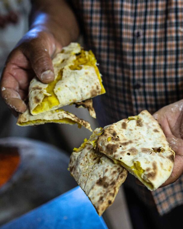Parathas – βουτυράτες λεπτές πίτες στο τηγάνι