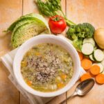 Σούπα ανάμεικτων λαχανικών με κινόα και χαρίσα
