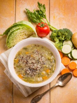 Σούπα ανάμεικτων λαχανικών με κινόα και χαρίσα