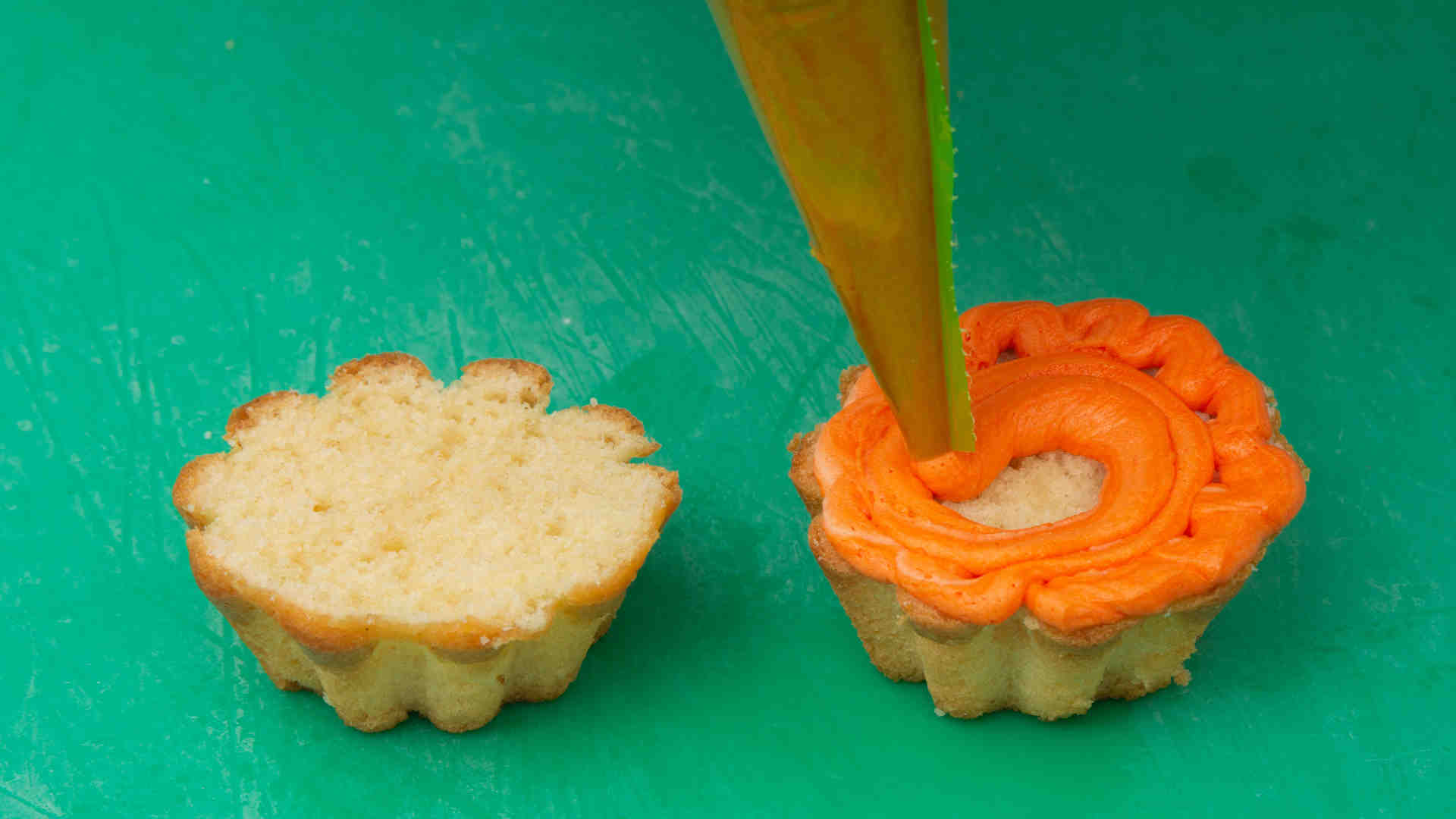 Τα cupcakes μεταμορφώνονται σε μικρές κολοκύθες