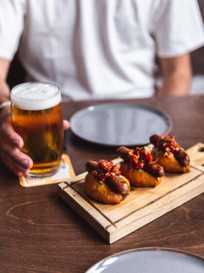 Tyson Comfort Pub: Νέο στέκι για μπίρα και τσιμπολόγημα στη Γλυφάδα
