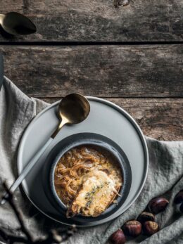 Γαλλική κρεμμυδόσουπα με σπέσιαλ ζωμό μοσχαριού
