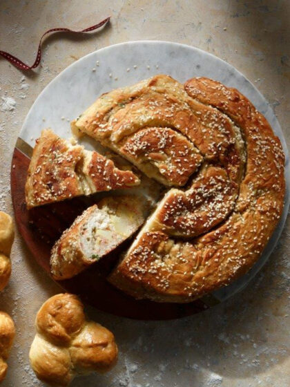 Ψωμί του τηγανιού και του φούρνου, με μπέικον, πατάτα και φρέσκο κρεμμυδάκι