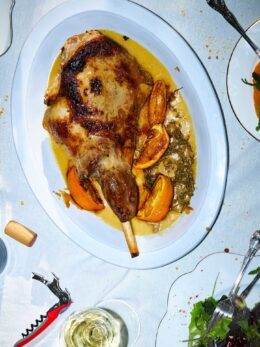 Αρνί και κατσίκι στο χριστουγεννιάτικο τραπέζι: 15 συνταγές για κρέας που λιώνει στο στόμα