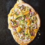 Καυτερή πίτσα με πιπεριές, αυγά και σάλτσα σόγιας