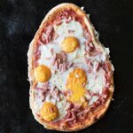 Πίτσα με σύγκλινο Μάνης και αυγά
