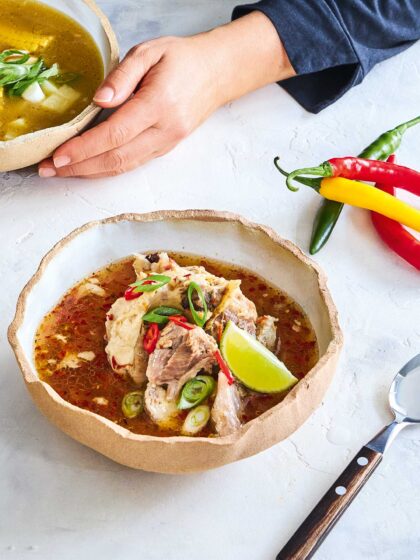 Καυτερή σούπα με χοιρινά ποδαράκια και μεδούλι (menudo mexicano)