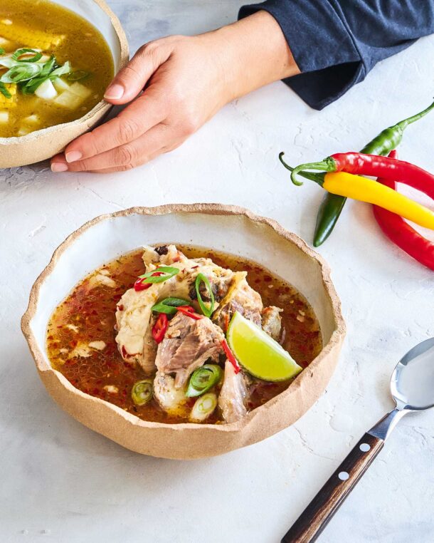 Καυτερή σούπα με χοιρινά ποδαράκια και μεδούλι (menudo mexicano)
