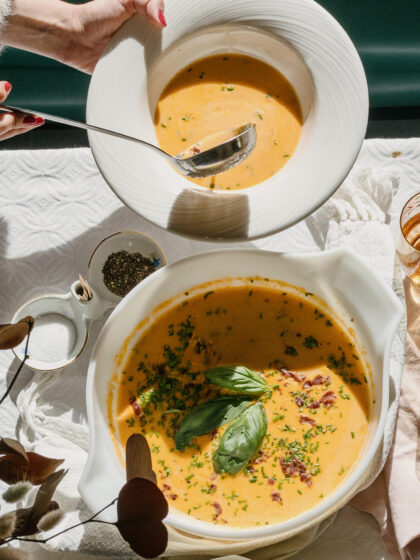 Σούπα σιμιγδάλι σερβιρισμένη με τραγανό προσούτο – τέλεια νοστιμιά με λίγα ταπεινά υλικά!