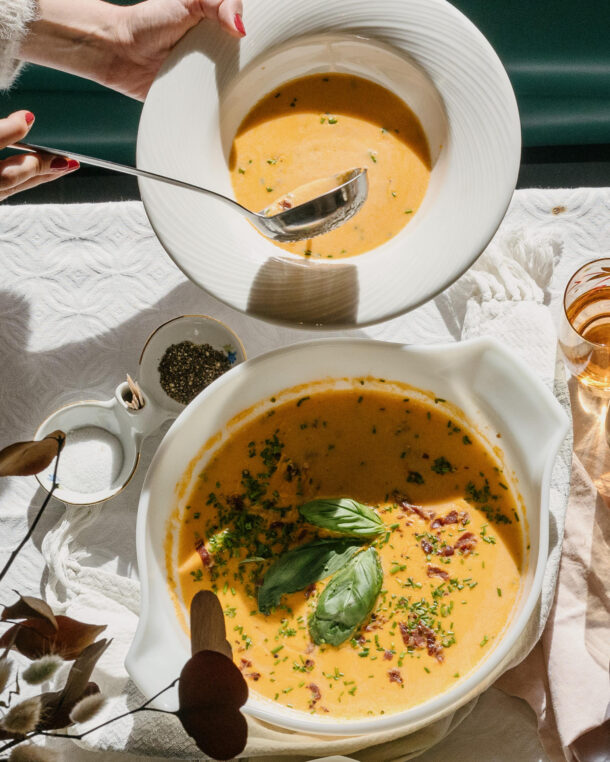 Σούπα σιμιγδάλι σερβιρισμένη με τραγανό προσούτο – τέλεια νοστιμιά με λίγα ταπεινά υλικά!