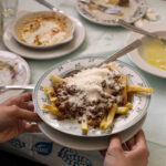 Το πιάτο του φτωχού – Πατάτες τηγανητές με σάλτσα κιμά και ξερή μυτζήθρα