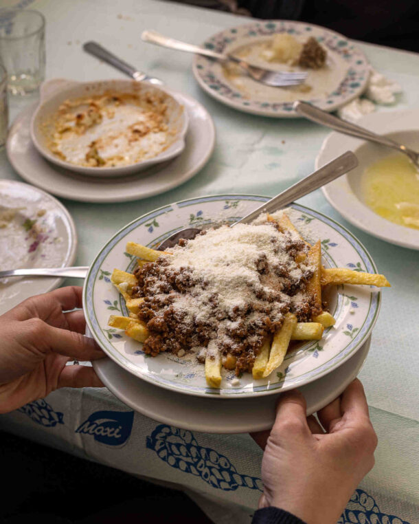 Το πιάτο του φτωχού – Πατάτες τηγανητές με σάλτσα κιμά και ξερή μυτζήθρα
