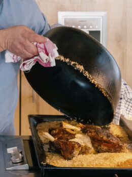 Αρνί καπακωτό με λεμονάτο πιλάφι: το κόλπο του Καλλίδη για ζουμερό κρέας