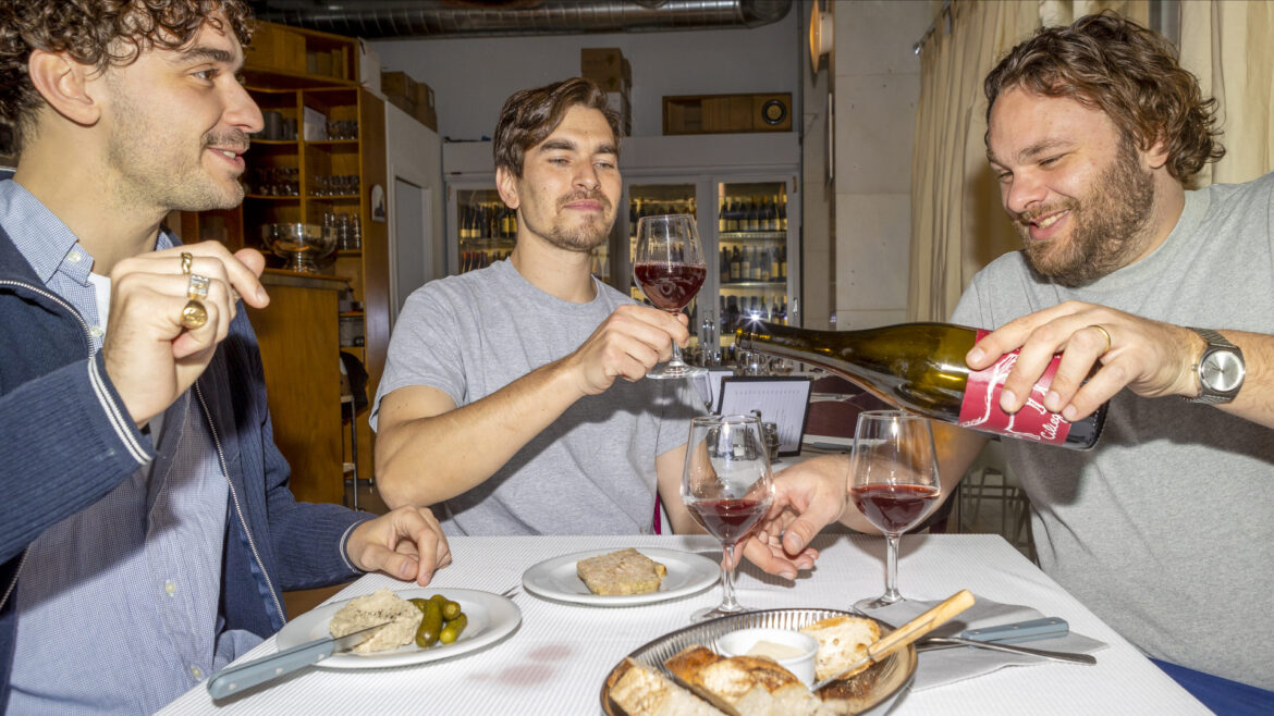 Wine is Fine: Τι κάνουν δυο Γάλλοι κι ένας Έλληνας στην οδό Βύσσης;
