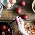 Πασχαλινά αυγά: Πώς να τα βάψετε φυσικά με λαχανικά και μπαχαρικά 