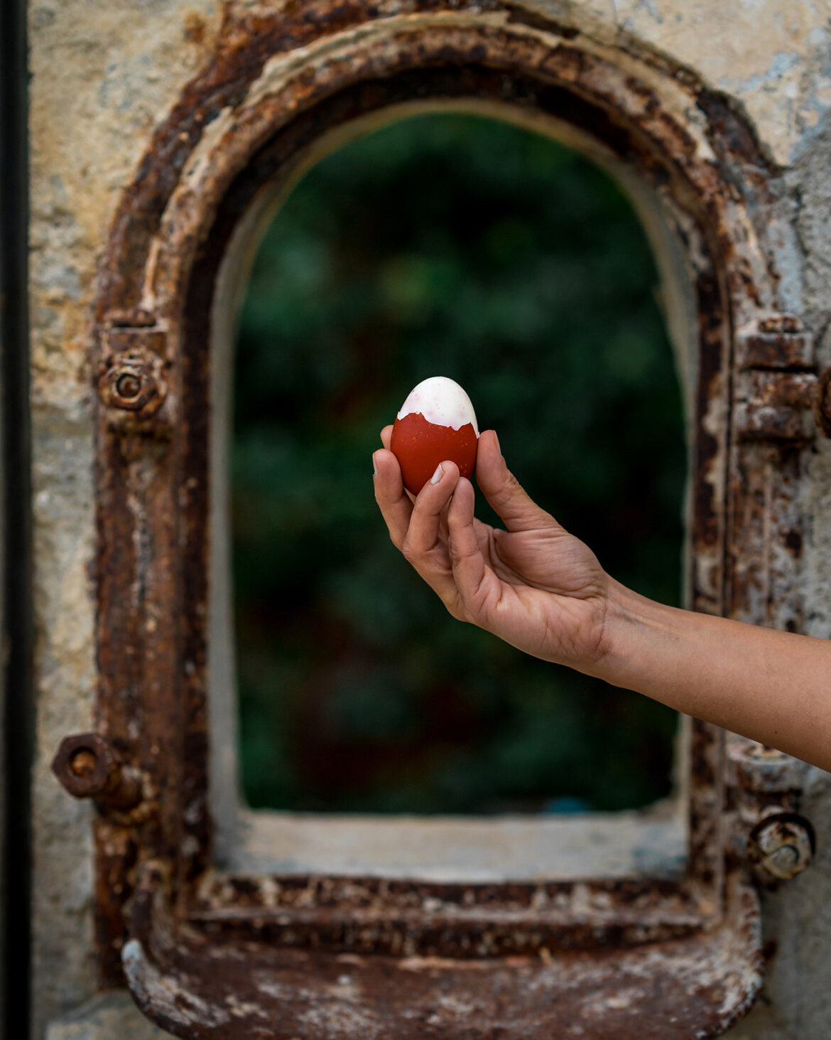 Γιατί βάφουμε κόκκινα αυγά το Πάσχα και γιατί τα τσουγκρίζουμε;