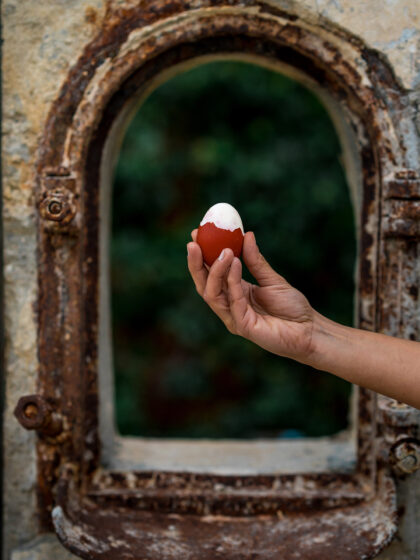 Γιατί βάφουμε κόκκινα αυγά το Πάσχα και γιατί τα τσουγκρίζουμε;