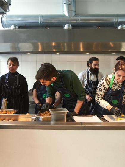 Wecook: Μια κοινόχρηστη κουζίνα, 10 σεφ και delivery σε γυάλινο ταπεράκι
