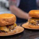 Burger: 4 μπεργκεράδικα εκτός κέντρου για τα οποία αξίζει να ξενιτευτείς
