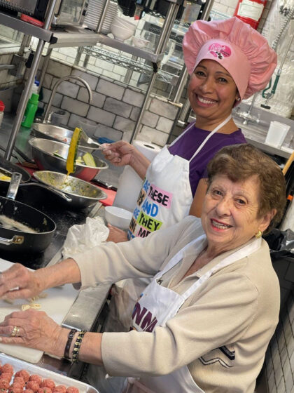 Nonnas: Το Νεοϋορκέζικο εστιατόριο όπου αντί για σεφ μαγειρεύουν γιαγιάδες