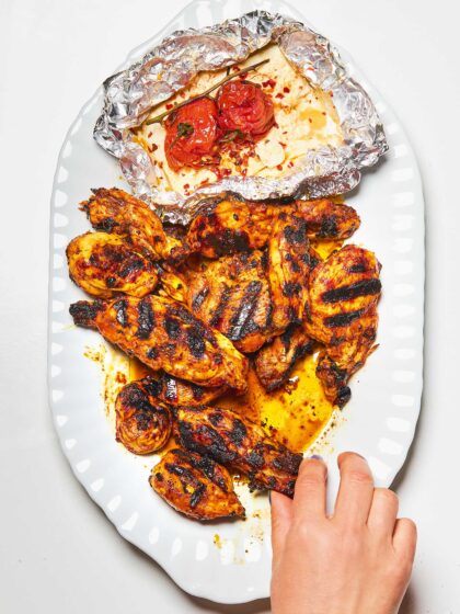 «Παϊδάκια» κοτόπουλου στα κάρβουνα με μαρινάδα από πάπρικα, πελτέ και μουστάρδα