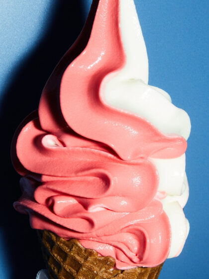 Ραντεβού για παγωτό μηχανής καϊμάκι και φράουλα, στο γαλακτοπωλείο Τζίφρης
