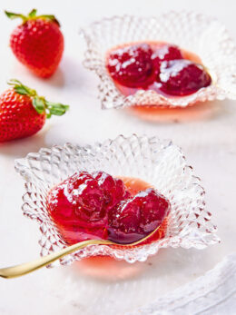 Κλασικό γλυκό του κουταλιού φράουλα