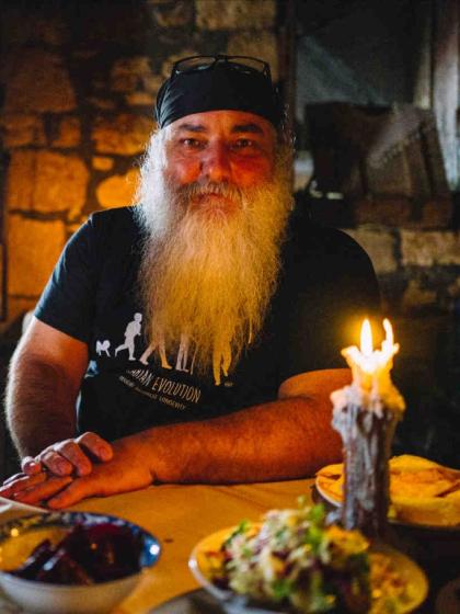 Η ταβέρνα του Γιάννη στο Κυπαρίσσι: Χοχλιοί και τσιμούλια υπό το φως των κεριών