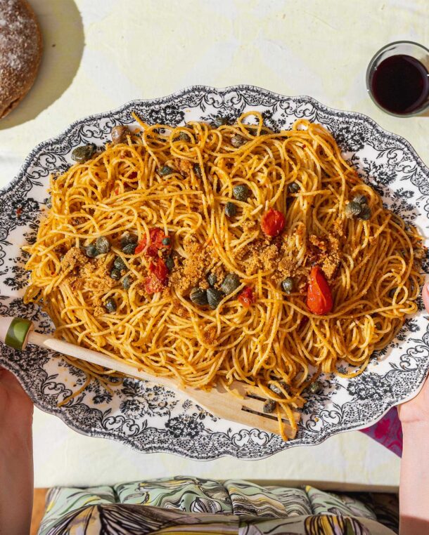 Spaghettini alle acciughe ecapperi– Σπαγκετίνιμε αντσούγιες και κάππαρη