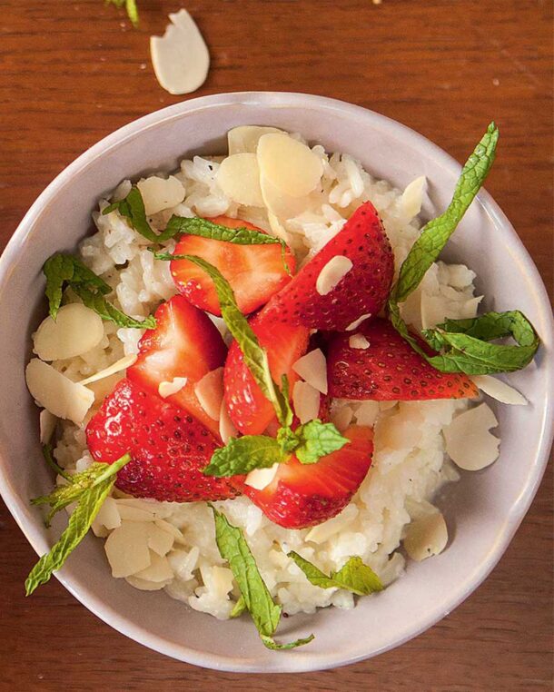Ρυζόγαλο με κάρδαμο, ροδόνερο και φράουλες