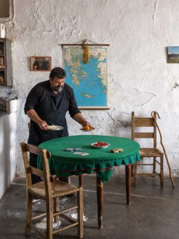 Σφακιά: Στο καφενείο του Τσιτσιρίδη σερβιρίστηκε για πρώτη φορά σε μαγαζί το αρνάκι με τη στάκα