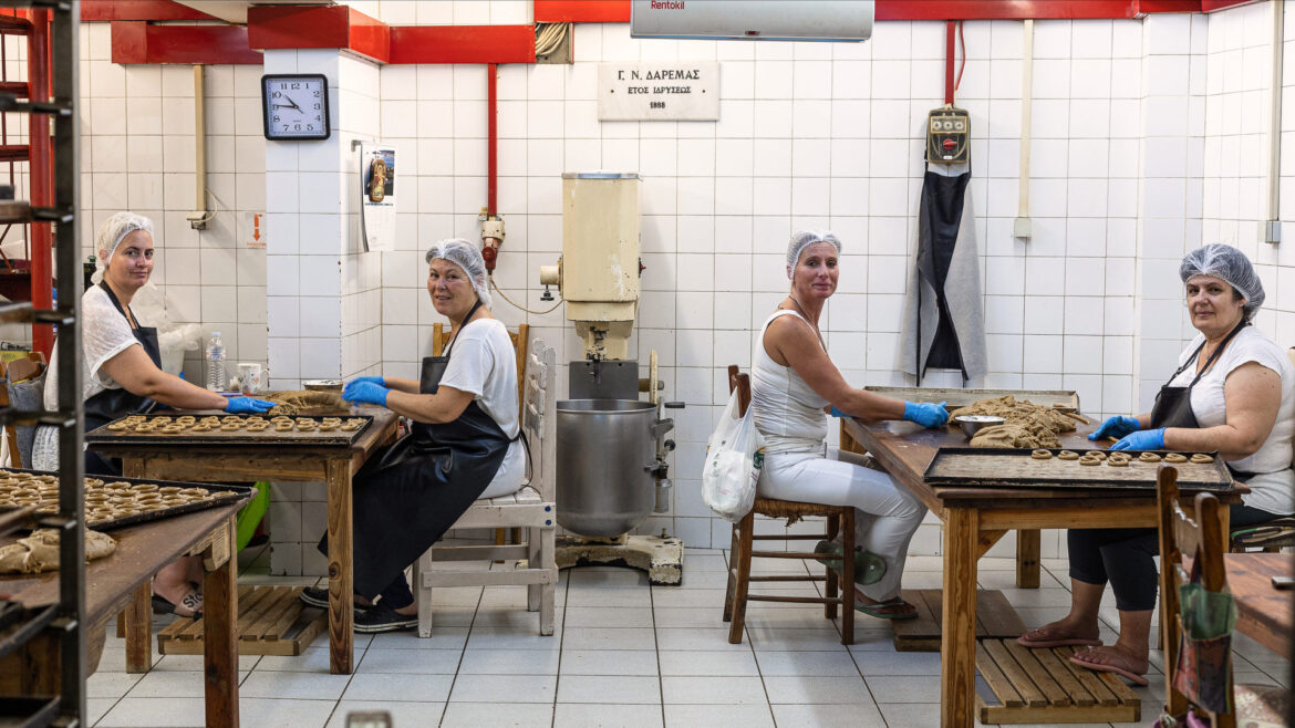 Δαρεμάς: Στον ιστορικό φούρνο του Μαρκόπουλου ψήνονται τα καλύτερα μουστοκούλουρα της Αττικής