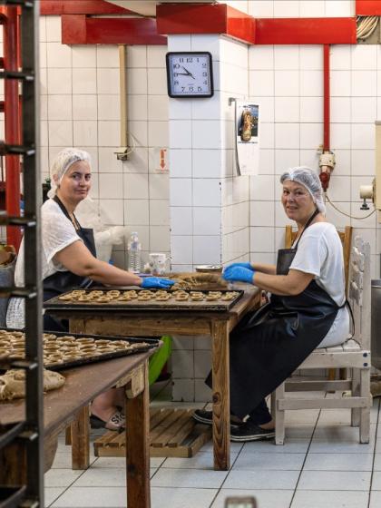 Δαρεμάς: Στον ιστορικό φούρνο του Μαρκόπουλου ψήνονται τα καλύτερα μουστοκούλουρα της Αττικής