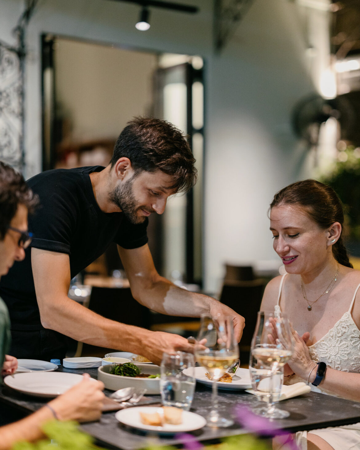 Εsthio: σ’ αυτό το εστιατόριο στο Κουκάκι γυρίζεις τα Βαλκάνια πιάτο-πιάτο