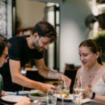 Εsthio: σ’ αυτό το εστιατόριο στο Κουκάκι γυρίζεις τα Βαλκάνια πιάτο-πιάτο