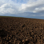 «Χώμα ήμουνα»: Θεσσαλία πριν και μετά την πλημμύρα, με τα μάτια ενός αγρότη