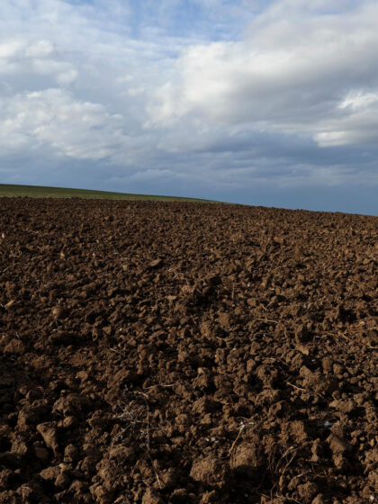 «Χώμα ήμουνα»: Θεσσαλία πριν και μετά την πλημμύρα, με τα μάτια ενός αγρότη