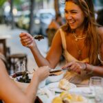 Καφενείο Αλλιώς: Το νέο στέκι στην Κυψέλη σερβίρει νοσταλγικό φαγητό γεμάτο φρεσκάδα