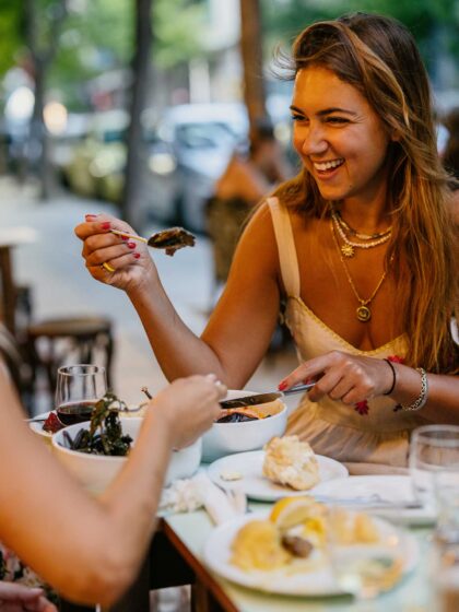 Καφενείο Αλλιώς: Το νέο στέκι στην Κυψέλη σερβίρει νοσταλγικό φαγητό γεμάτο φρεσκάδα
