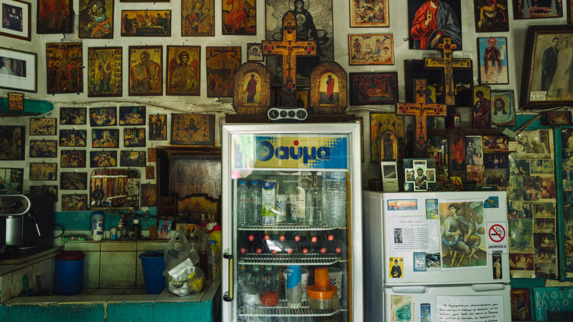 Κρήτη: το Καφενείον του Κώστα στον Σίβα είναι από τα πιο ασυνήθιστα όλης της Ελλάδας
