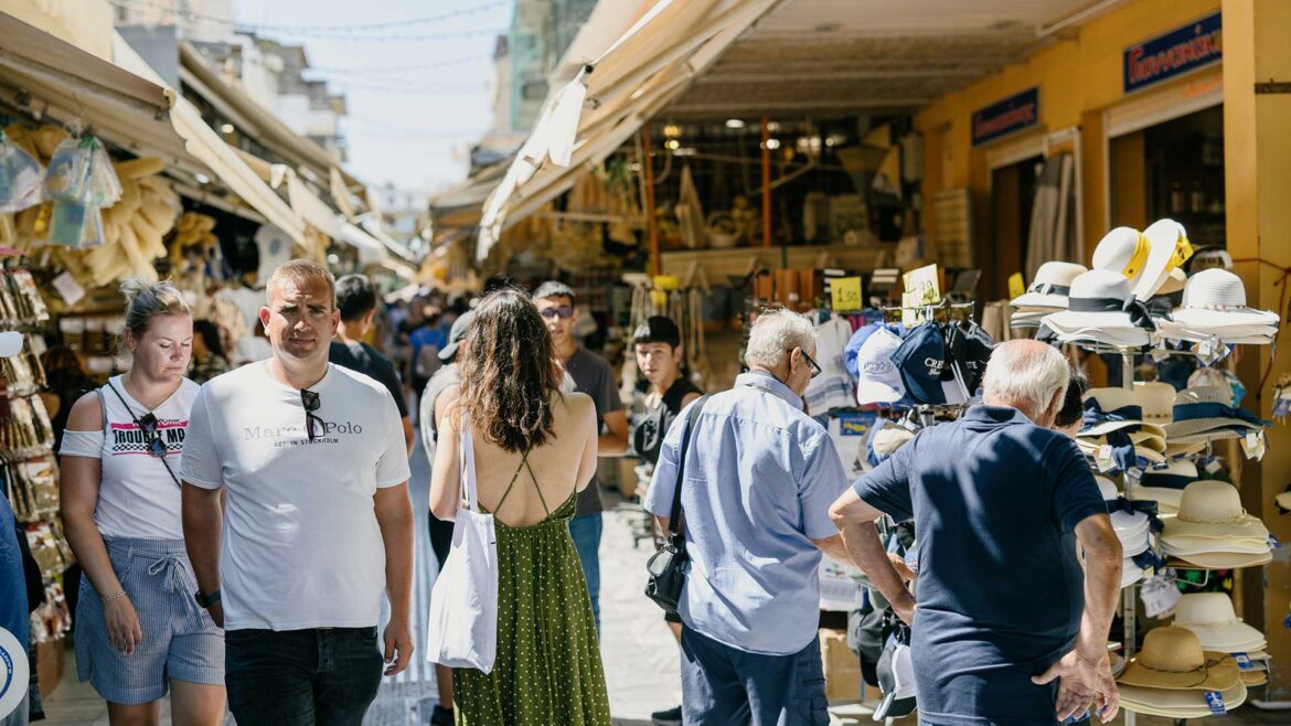Ένα μεσημέρι στην αγορά του Ηρακλείου με νοστιμιές και κρητικά καλούδια