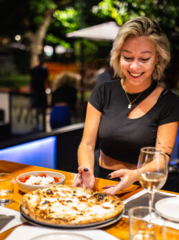 Lisa: Ο pizzaiolo της Φωκίωνος Νέγρη φτιάχνει μια απ’ τις ωραιότερες πίτσες της Αθήνας