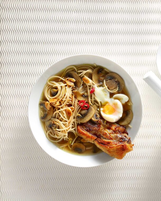 Ασιατικό Ramen (σούπα με χοιρινό, νουντλς, λαχανικά και αυγό)