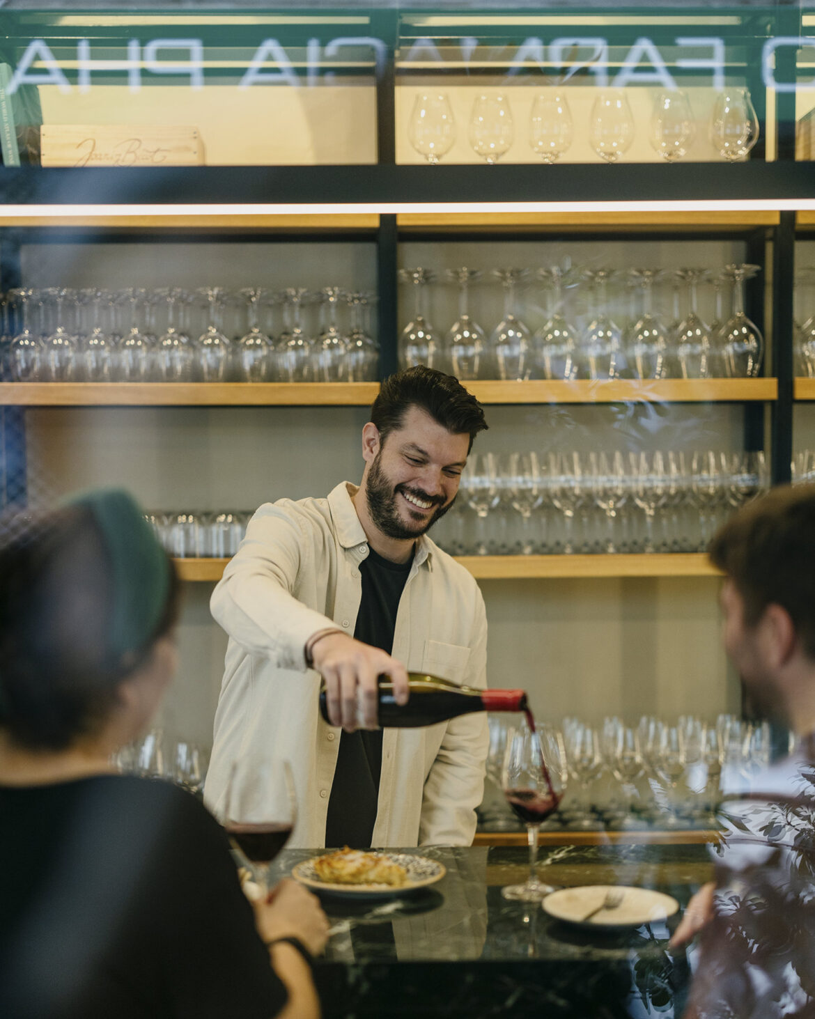 Gamay: Πίνουμε κρασί με τον Γιάννη Παππά, τον σομελιέ του νέου wine bar των Εξαρχείων