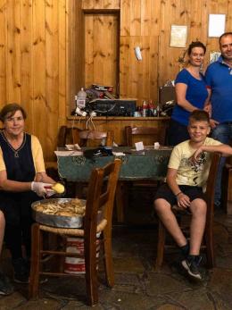 Βασιλάκος: Μια ταβέρνα στο Πολυδένδρι που έχει τα δικά της σταροχώραφα, μποστάνι και στάνη