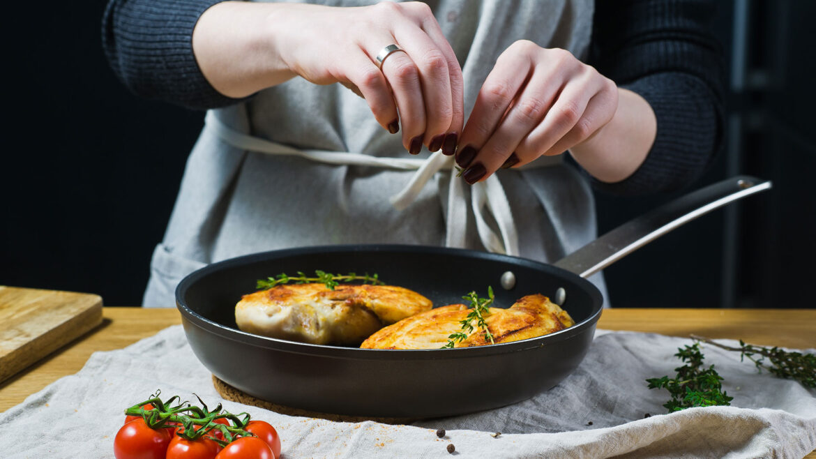 Πώς ψήνουμε το κοτόπουλο φιλέτο στο τηγάνι: Συμβουλές και μυστικά για να γίνει έξτρα ζουμερό