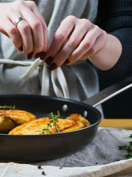 Πώς ψήνουμε το κοτόπουλο φιλέτο στο τηγάνι: Συμβουλές και μυστικά για να γίνει έξτρα ζουμερό