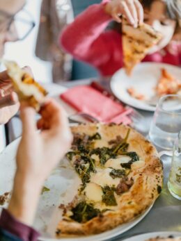 Πίτσα ναπολιτάνικη ή deep dish; 5 είδη πίτσας που τρώμε στην Αθήνα